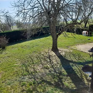 A La Campagne Avec Jardin Et Piscine Hébergement de vacances